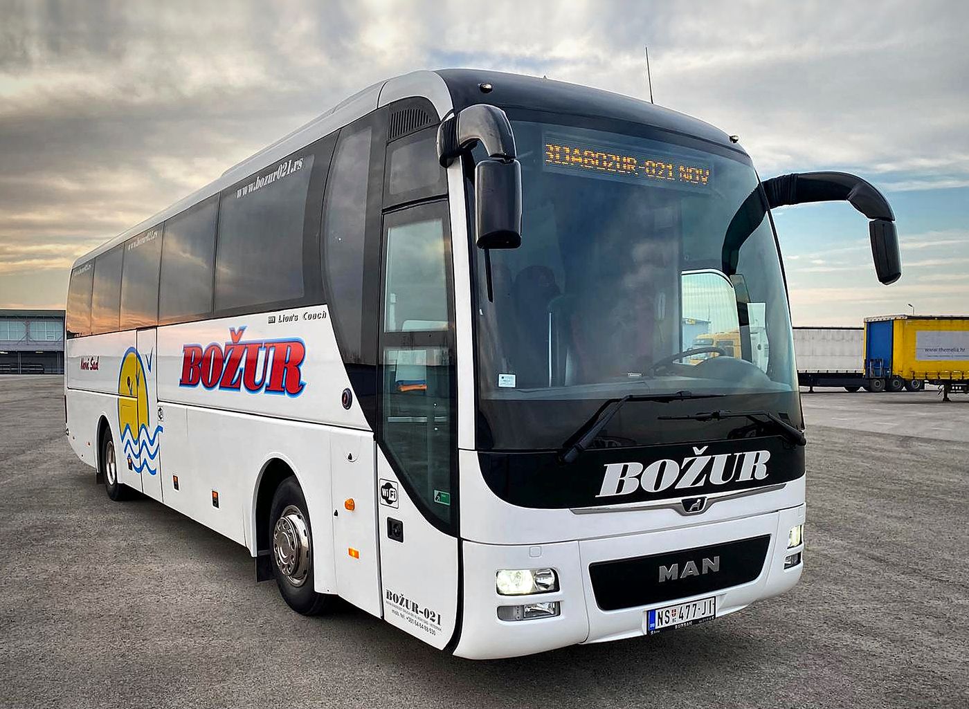 Beli autobus MAN Lion's Coach s natpisom Božur